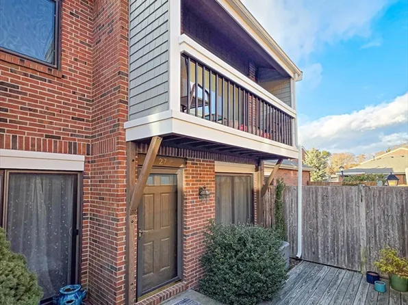 27 Rosewood Dr Unit 27, Stoughton, MA 02072