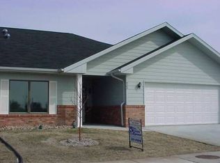 422 Woodland Dr, Grand Island, NE 68801
