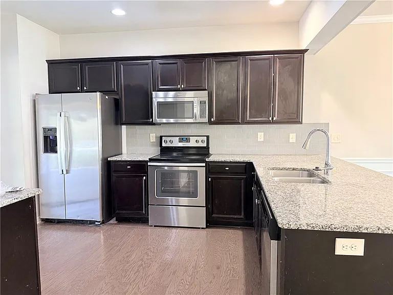 1033 Haley Woods Ln — Photo 8