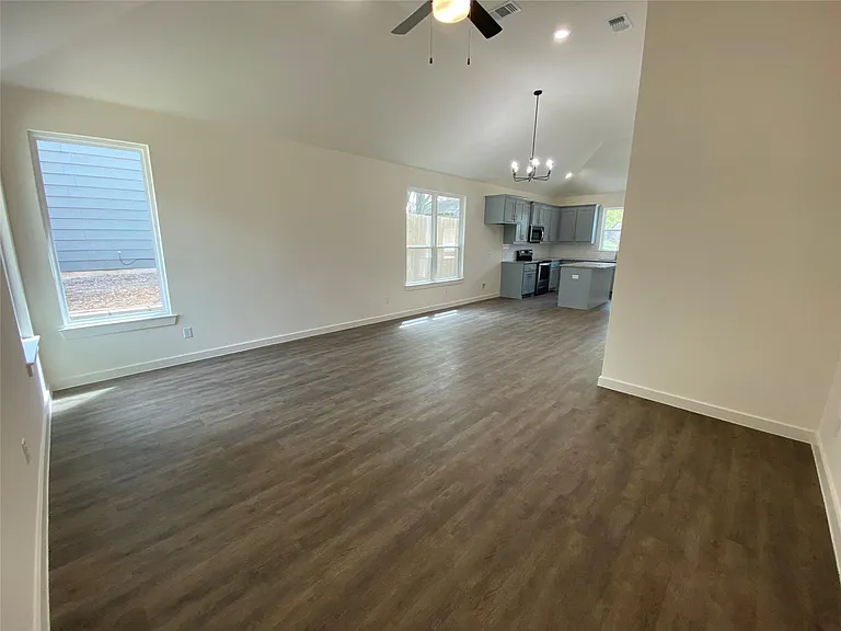 610 E Texas St — Photo 10