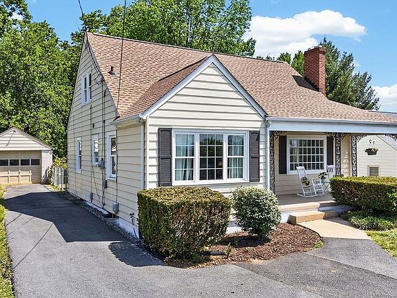 3rd image of 1003 Skymont Rd
