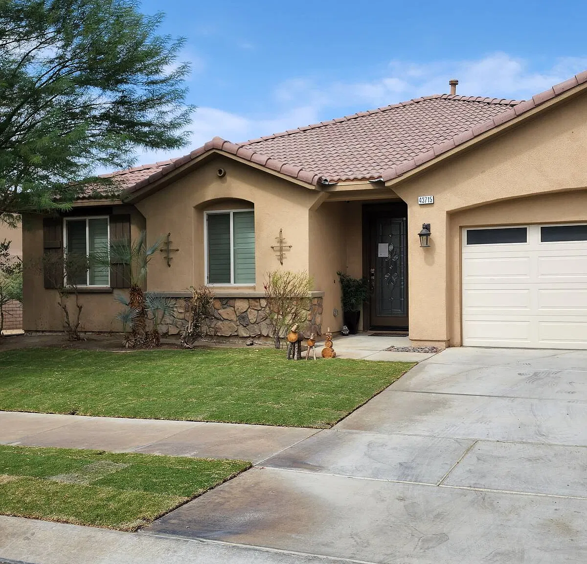 4 bed, 2122 sqft, $5,700 — Photo 2