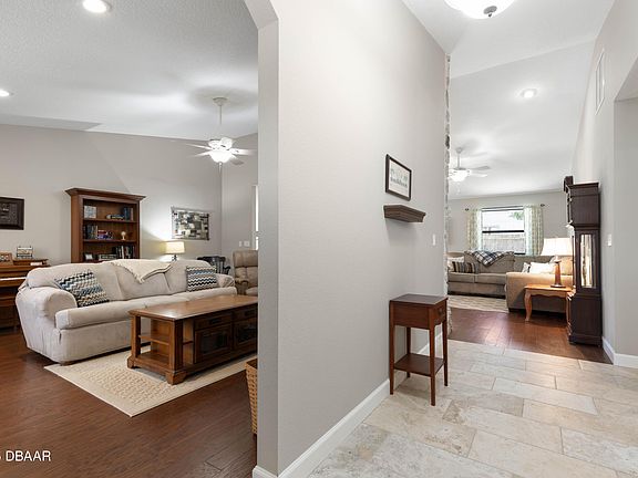 5th image of 792 Victoria Cir E