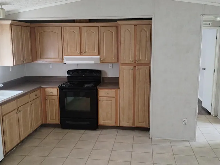 143 SE Laurence Ct — Photo 4