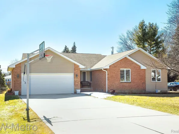 55 Boyken Rd, Rochester Hills, MI 48307