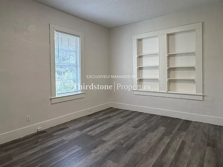 2125 Lambert St — Photo 10