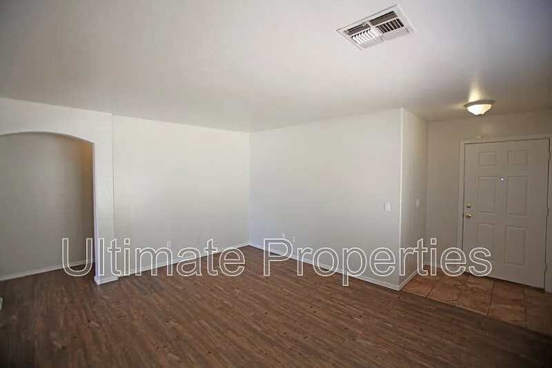 3 bed, 2.0 bath, 1090 sqft, $1,695 — Photo 2