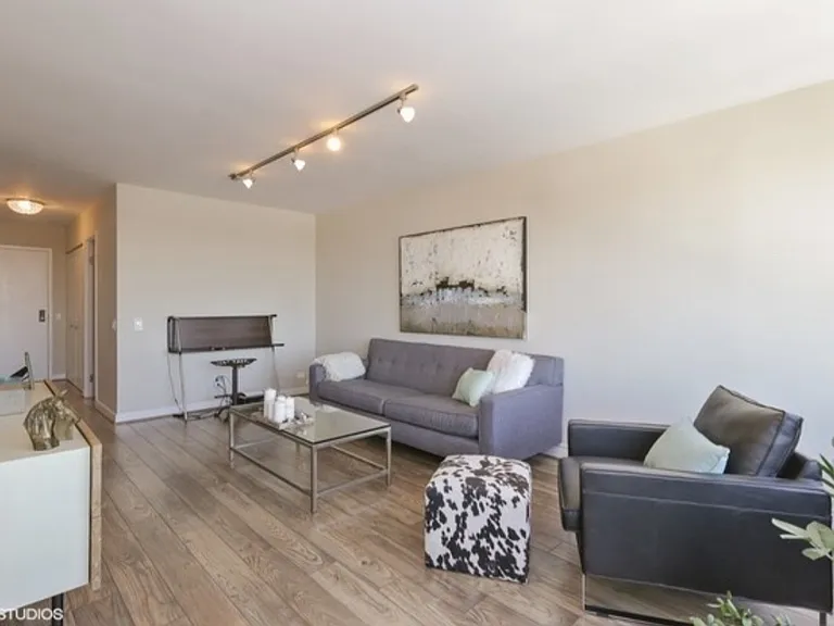5320 N Sheridan Rd — Photo 2