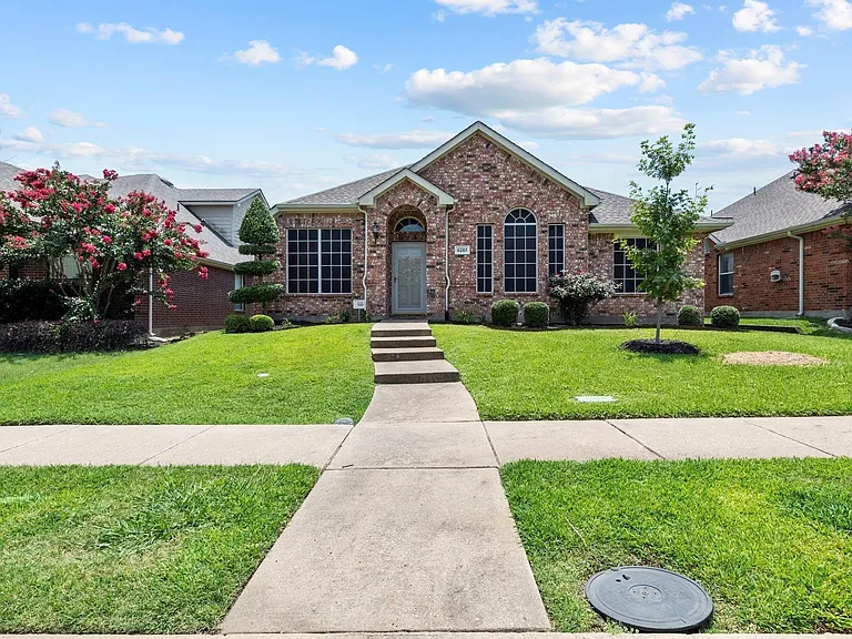 6257 Dark Forest Dr — Photo 2