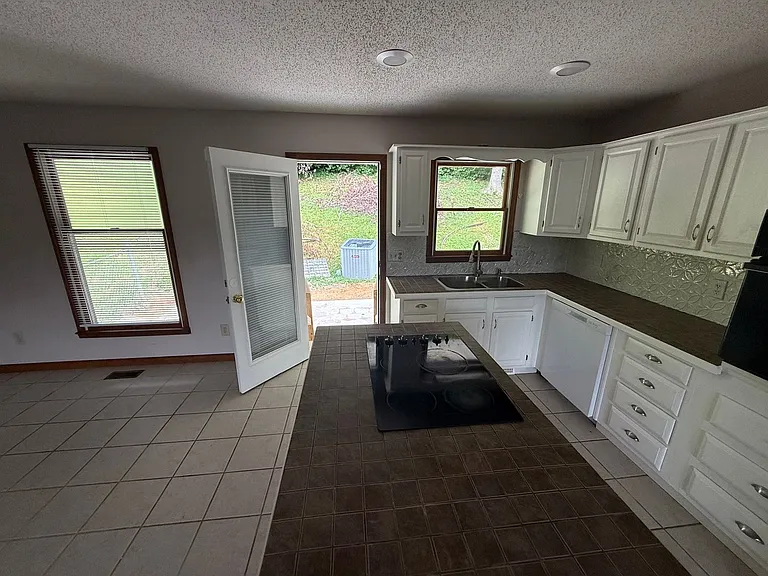 1201 Eastbrook Dr — Photo 24