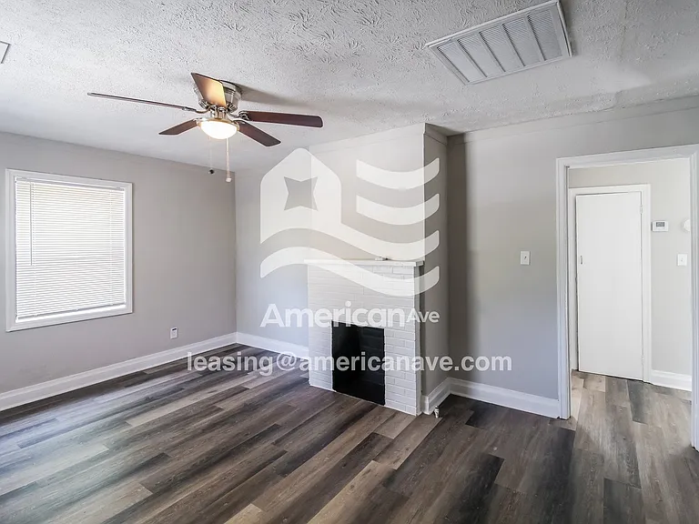 1570498_003_living_room_13865227.jpg
