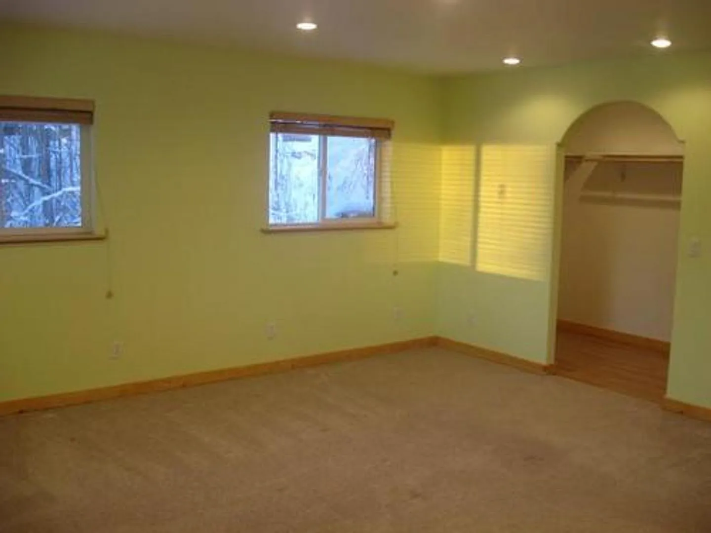 Large 3 bed 2 bath, 2 Car Garage — Photo 4