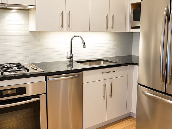 3rd image of 631 E 9th St APT 1A