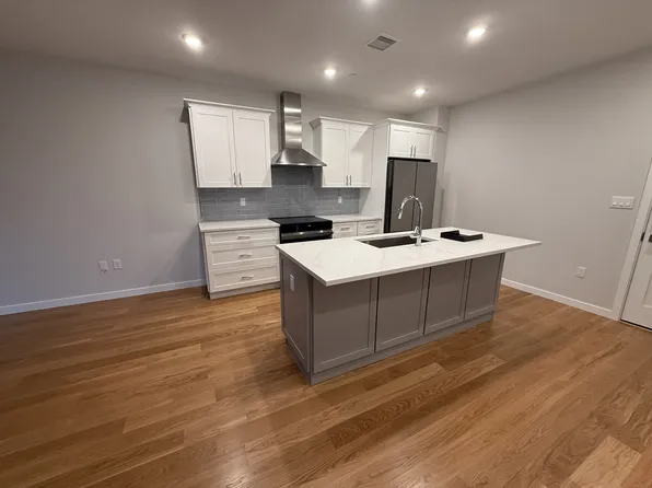 267 Old Colony Ave #1-302, Boston, MA 02127
