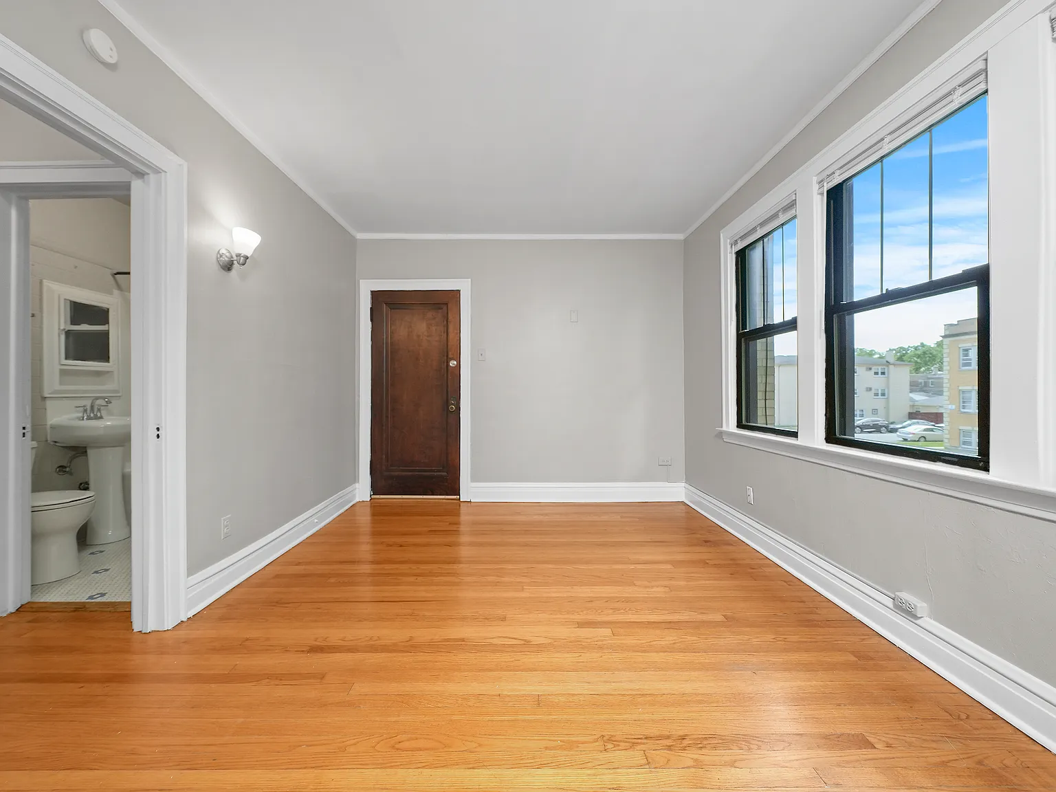 Spacious and Bright Two-Room Studio on Top Floor! Heat and Water Included! — Photo 2