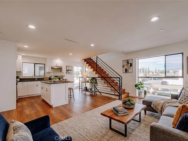 11510 Emelita St — Photo 2