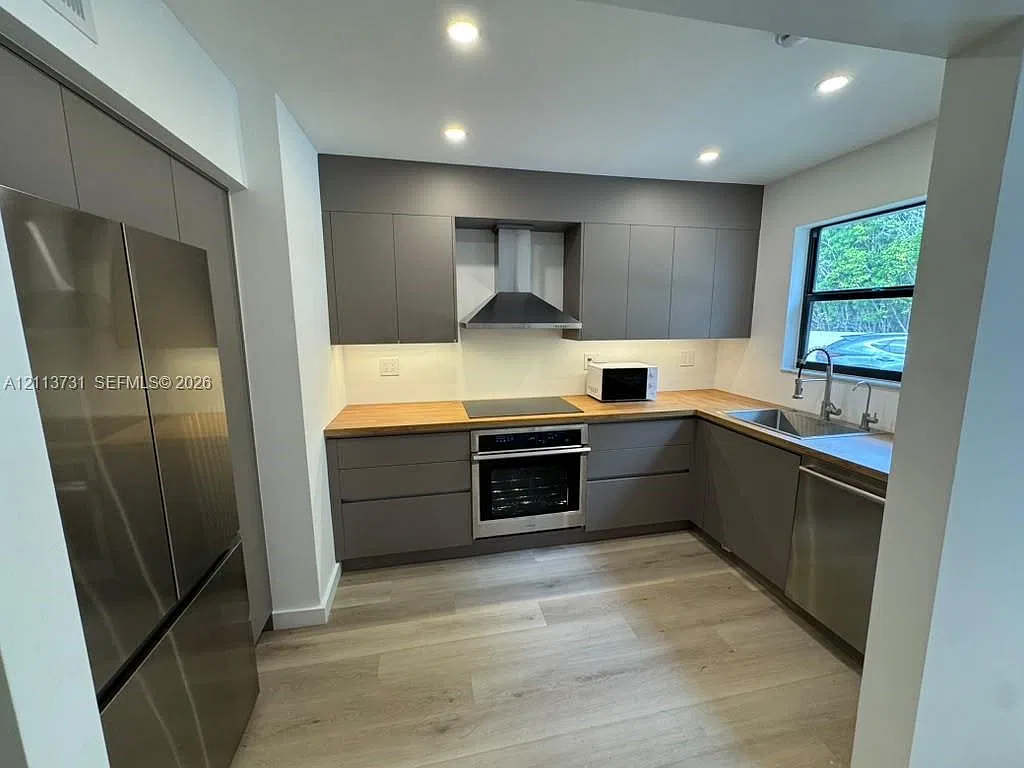 Harbour Club Villas Condo — Photo 1