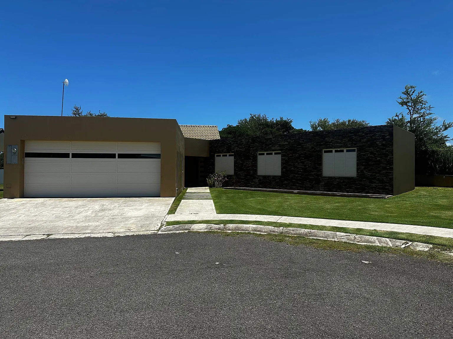 3 bed, 2190 sqft, $3,000 — Photo 1