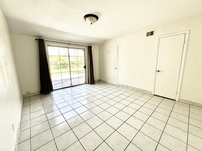 880 N Waverly St — Photo 12
