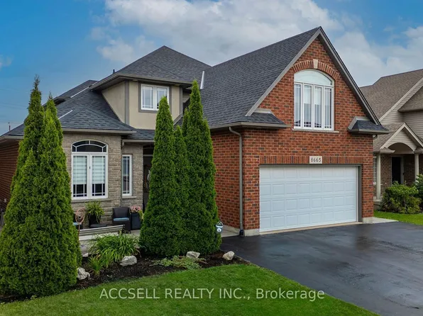 8665 Westport Dr, Niagara Falls, ON L2H 0A3