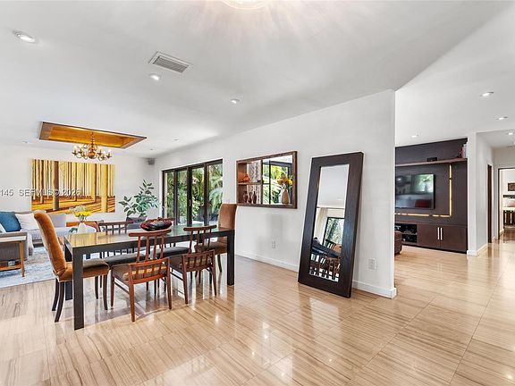 4th image of 560 Sabal Palm Rd