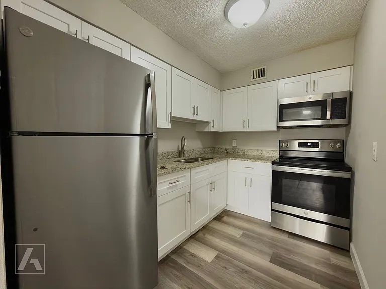 Carriage House Apts — Photo 51