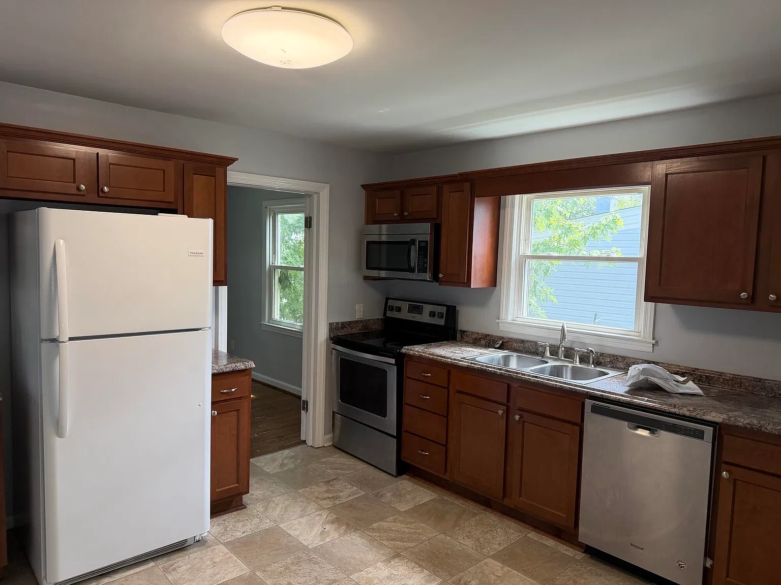 3 bed, 1.0 bath, 918 sqft, $1,350 — Photo 2