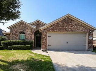 1404 Nightingale Dr, Aubrey, TX 76227