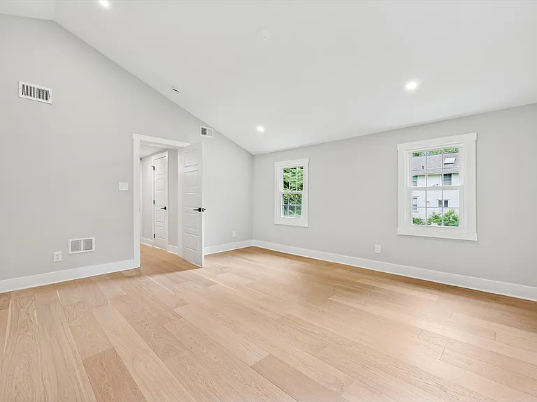 218 Biddulph Rd — Photo 32