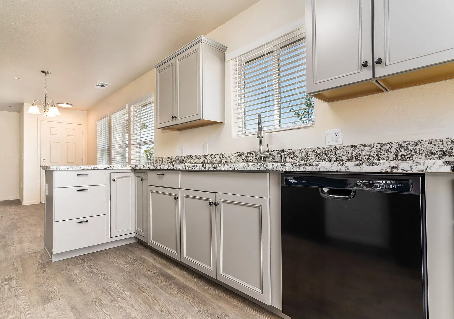 2532 Oakmont Cir - 3 Bedroom 2 Bath Condo - Tulare — Photo 4