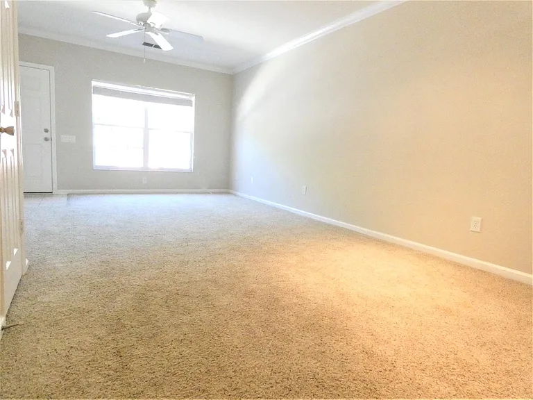 935 Vineland Pl — Photo 2