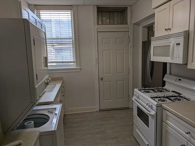 103 E 1st St #2N — Photo 8