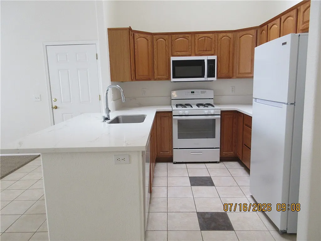 3 bed, 2.0 bath, 1301 sqft, $1,295 — Photo 3