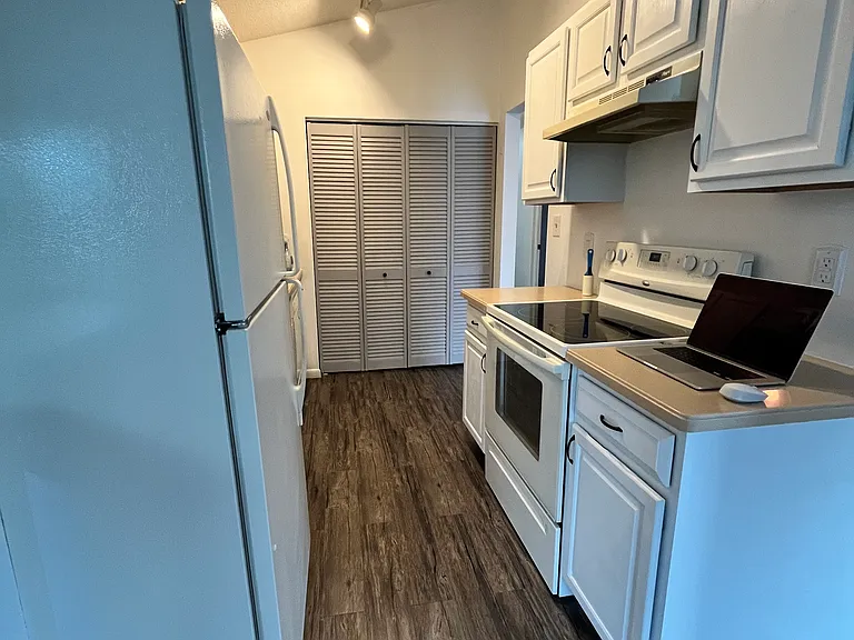 1402 Cambridge Manor Dr — Photo 3