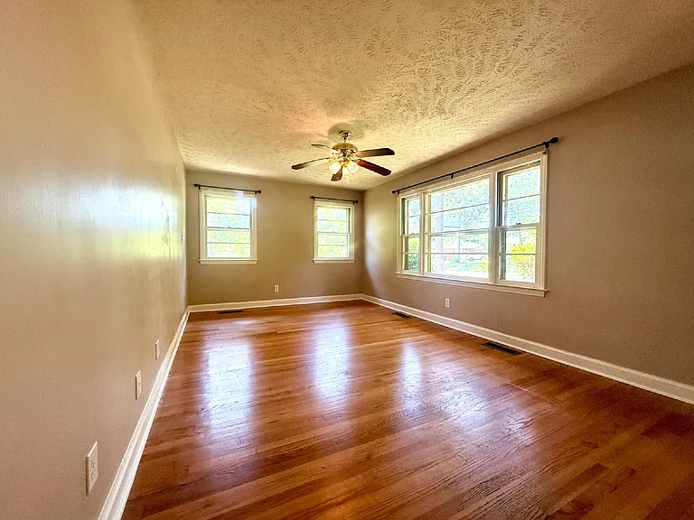 1914 Cherokee Dr — Photo 3