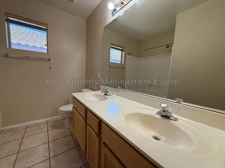 1021 W Park Ave — Photo 23