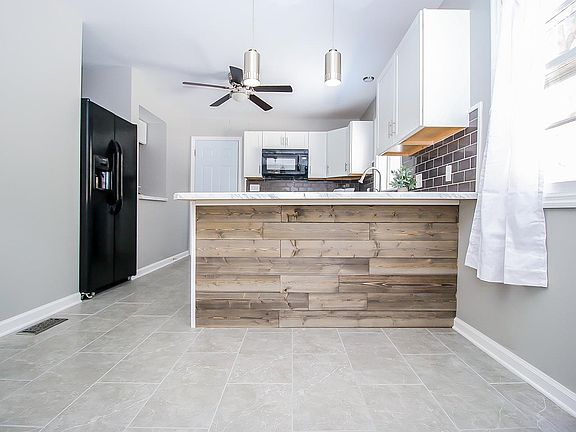 4th image of 20 Saint Anthony Ln