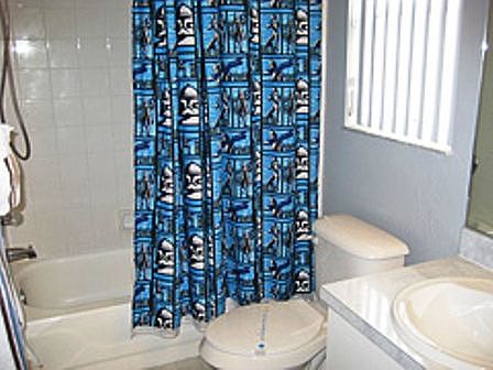 RH7P7904-bathroom