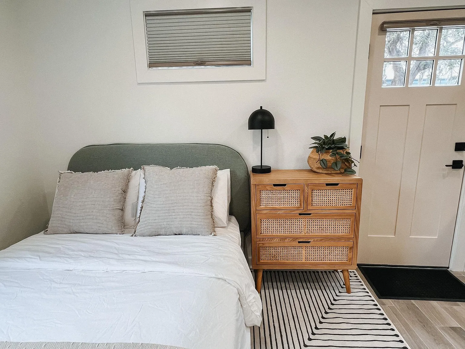 Studio, 300 sqft, $1,750 — Photo 3