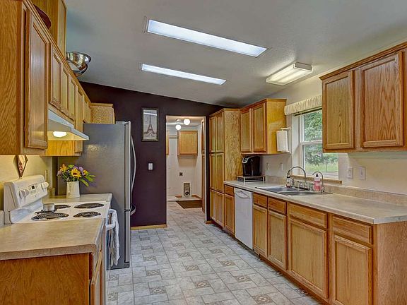 3rd image of 761 Woodstock Dr