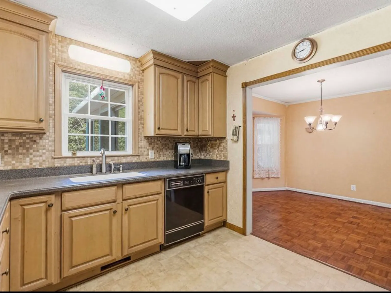 5 bed, 2575 sqft, $2,500 — Photo 4
