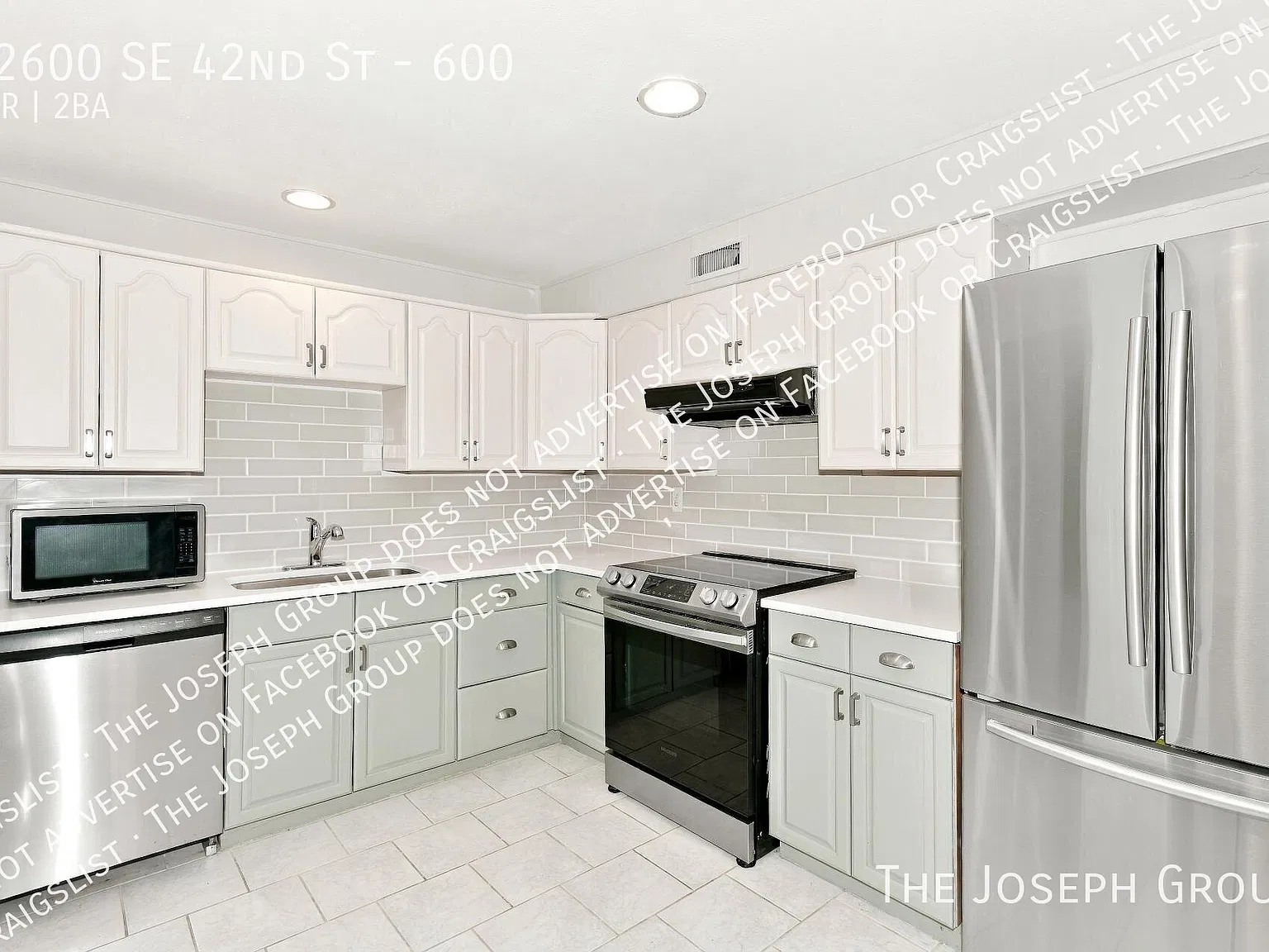 Two Bed Bellevue Townhome With Vaulted Ceilings & Private Patio — Photo 4