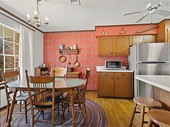 4th image of 1020 Oak Rd
