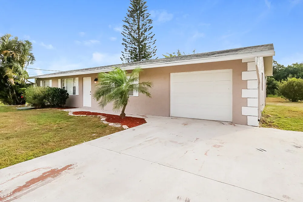 3 bed, 2.0 bath, 1446 sqft, $2,415 — Photo 3