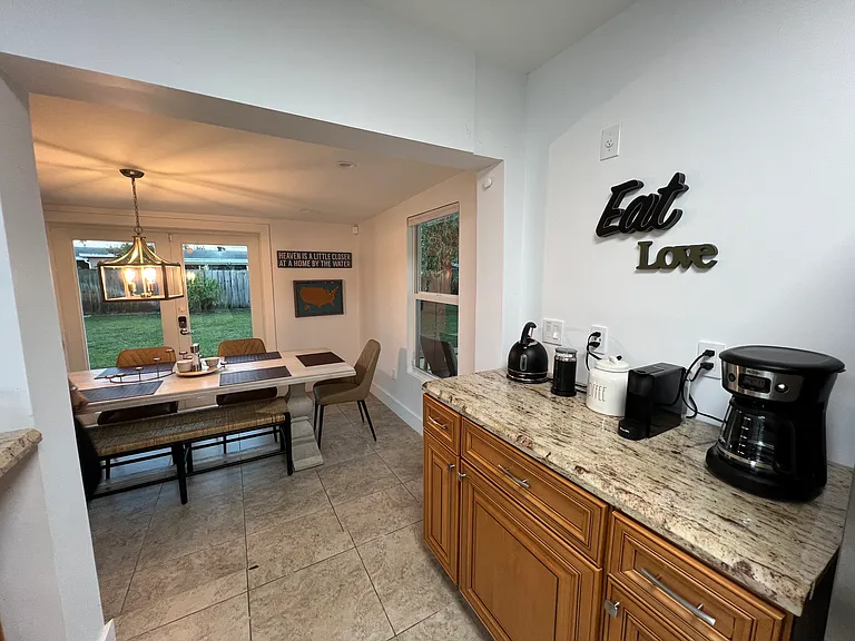 NW 38th Pl — Photo 15