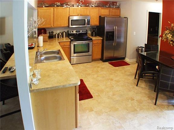 4th image of 70 Millstone Ct