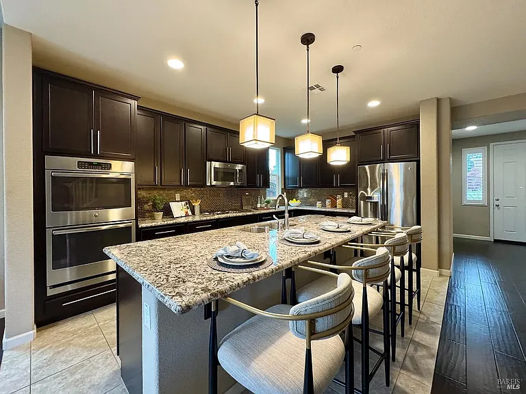 874 Erin Way — Photo 4