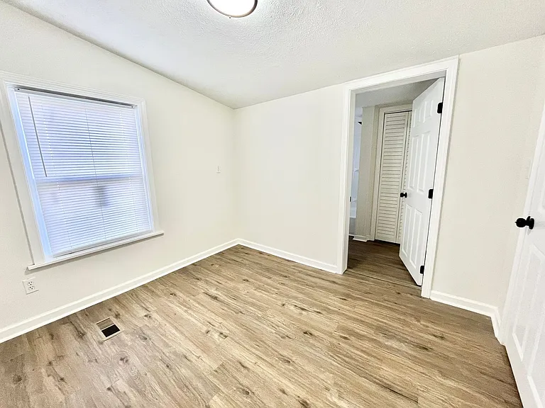 1118 W Whitney Ave — Photo 17