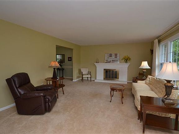 3rd image of 394 Circlewood Ln