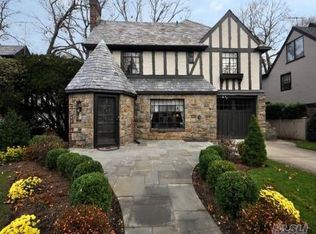 15 Marlborough Ct, Rockville Centre, NY 11570